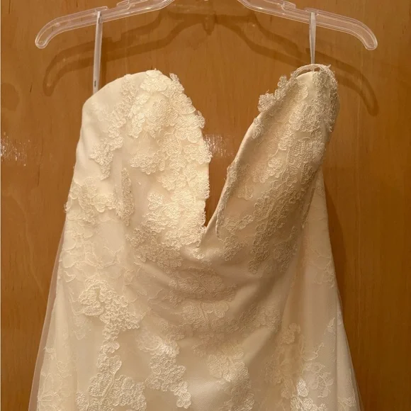 Vera Wang Strapless Lace Bridal Gown - Picture 3 of 12